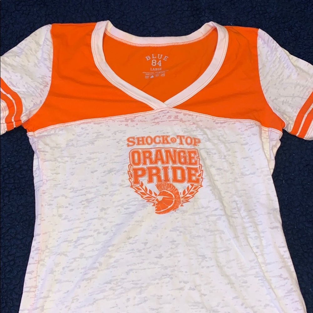 🎀 5x$25 🎀 Woman’s Shock Top V-Neck T-Shirt Large